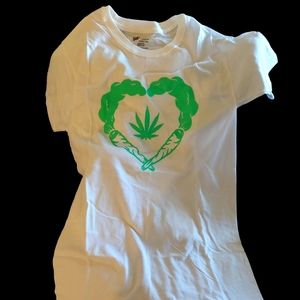 BUNDLE ANY 3 ITEMS 15%OFF!!! Weed Heart tshirt